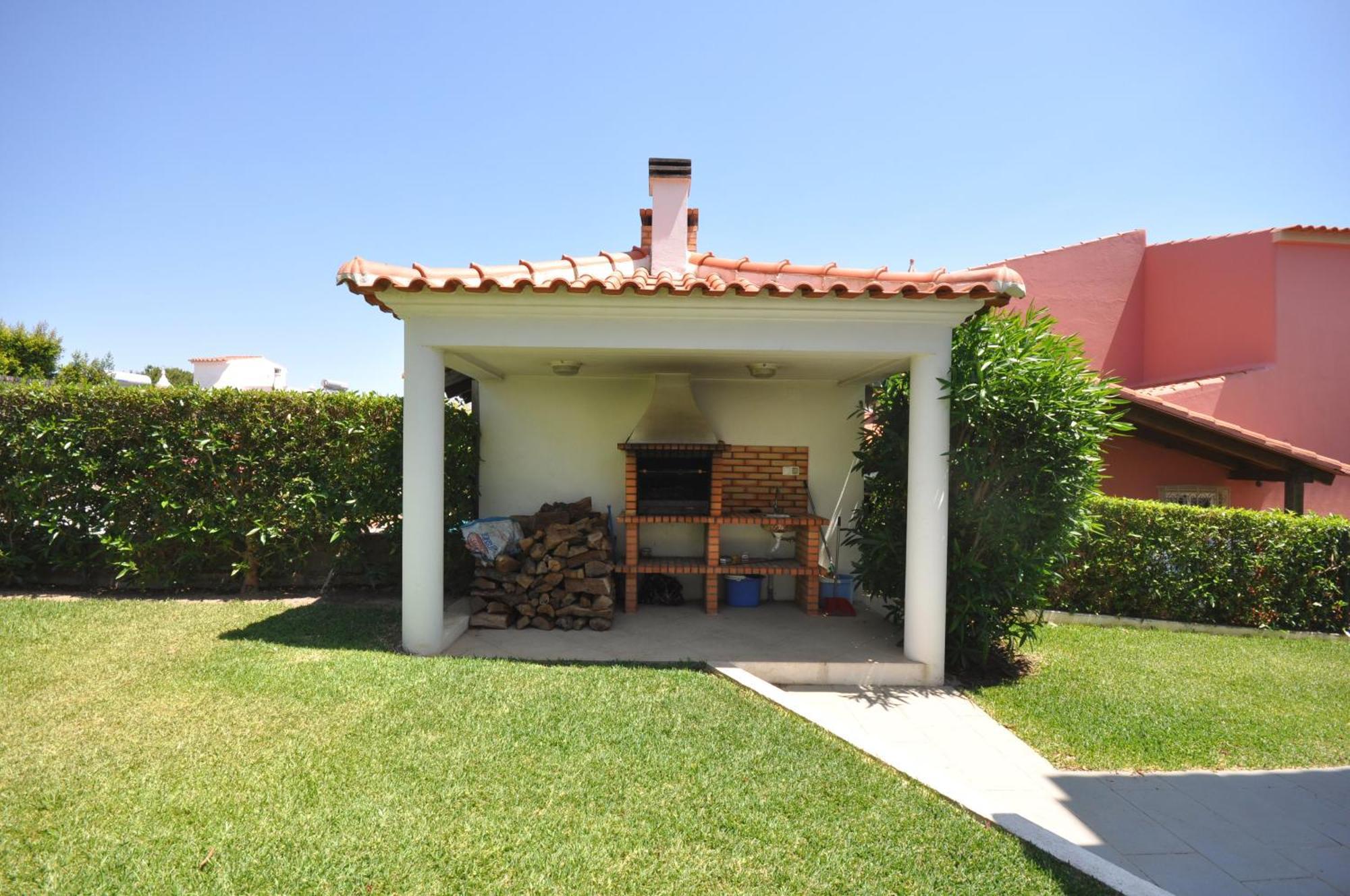 Well-Appointed Villa Is Situated In The Popular Resort Of Vilamoura Quarteira Luaran gambar